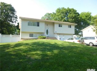 123 Riddle St, Brentwood, NY 11717