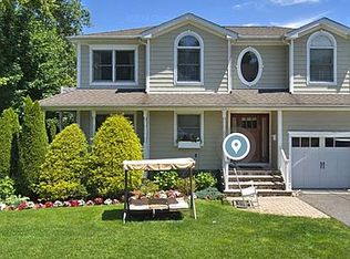 11 Trinity Ct, Bergenfield, NJ 07621