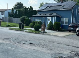 15 Versailles St, Cranston, RI 02920