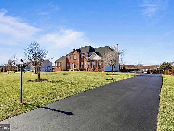 2nd image of 787 Spruce Hill Way