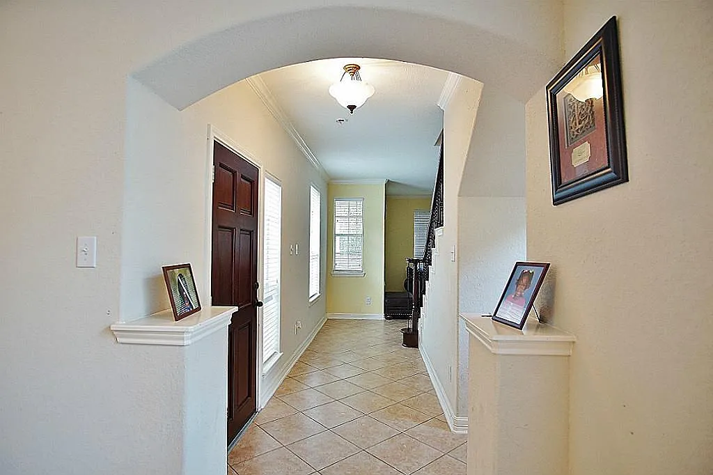 3 bed, 3.0 bath, 2486 sqft, $2,300 — Photo 3