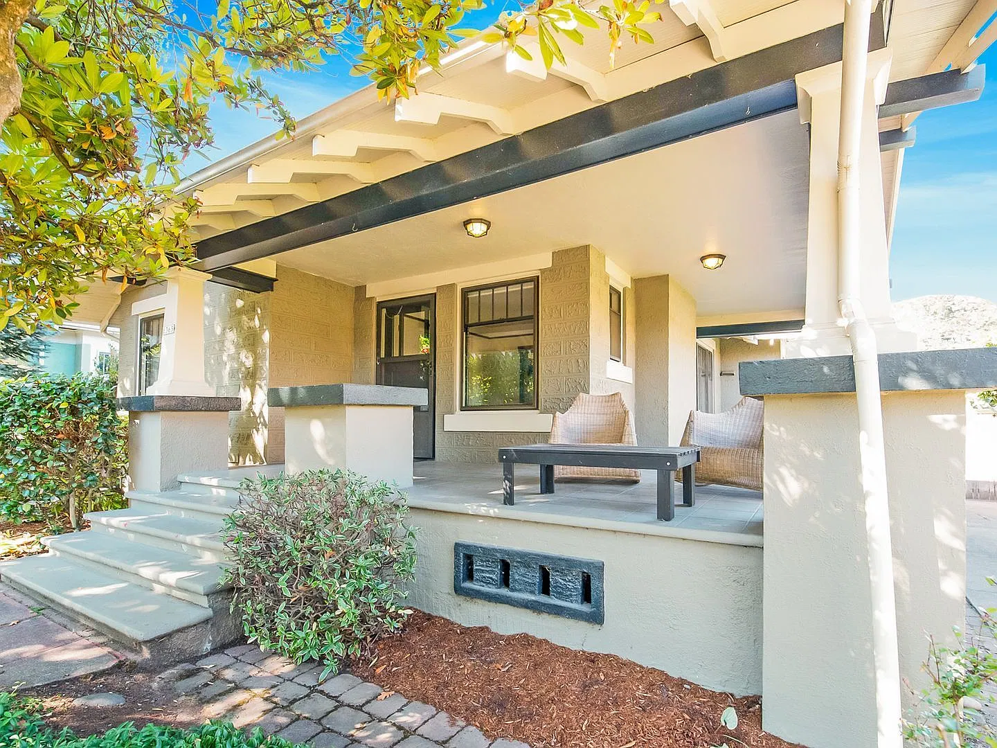 3 bed, 1.0 bath, 1062 sqft, $2,950 — Photo 2