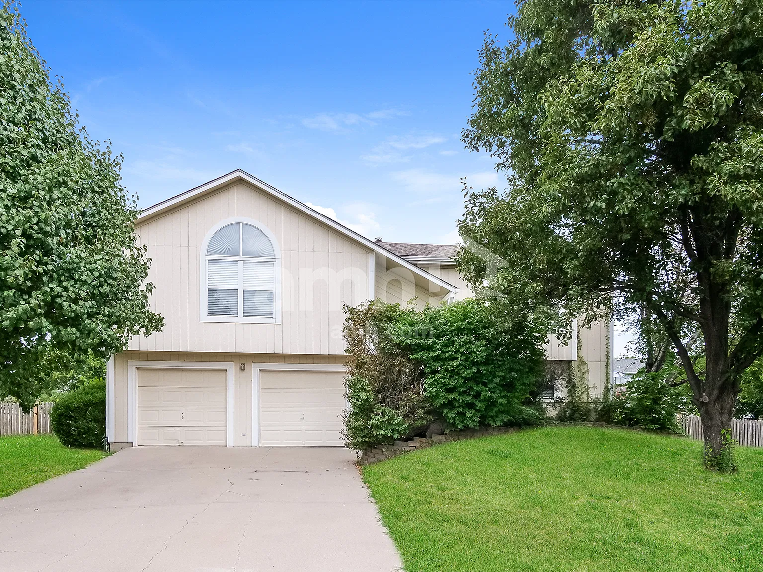 3 bed, 2.0 bath, 1912 sqft, $2,315 — Photo 1