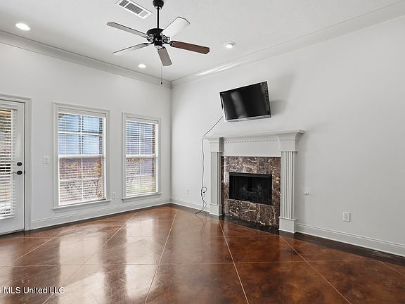 3rd image of 112 Britton Cir