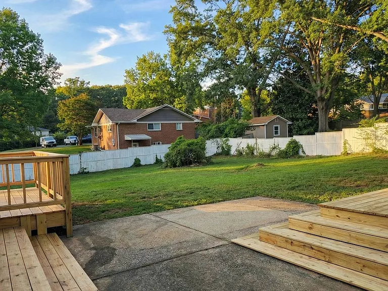 402 Laurel St — Photo 35