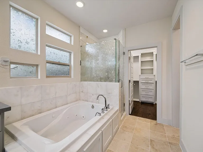 4833 Chenevert St — Photo 17