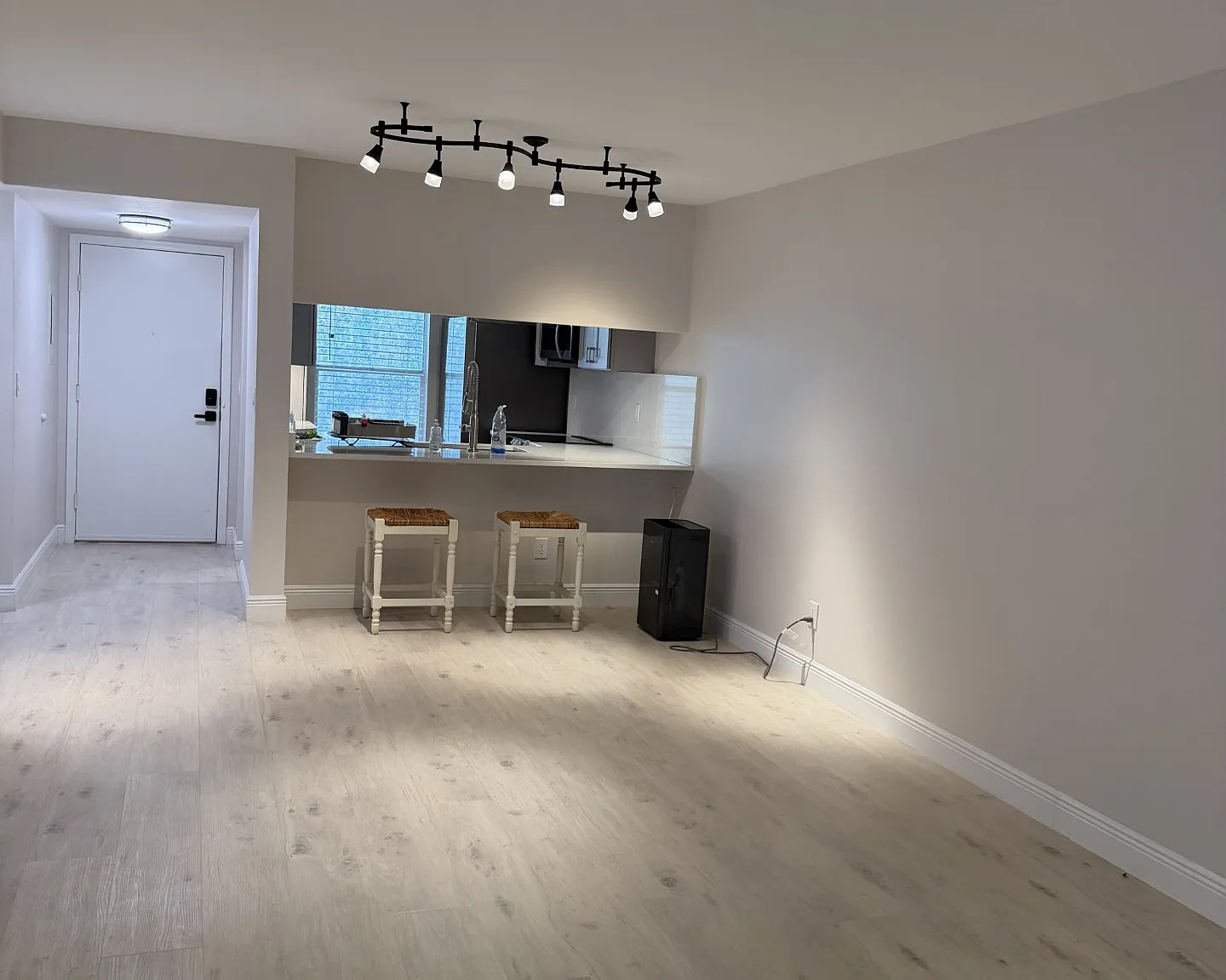 2 bed, 947 sqft, $2,500 — Photo 2