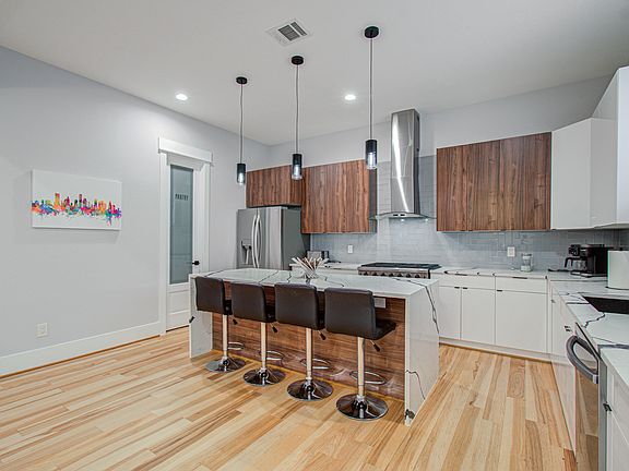 Spacious, fully equipped kitchen designed for both everyday cooking and entertaining. You'll find everything you need, including brand-new Henckels cookware, dinnerware, utensils, a Keurig coffee maker, and a traditional drip coffee maker.