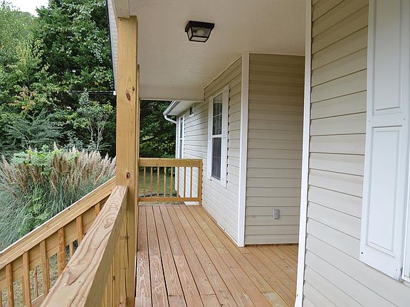 3rd image of 116 Fair Oaks Ct NE