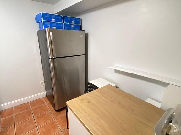 2nd image of 10 Roslyn Ct Floor 1