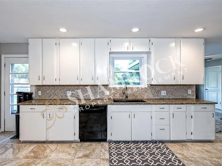 2216 Lake Ridge Cir — Photo 10