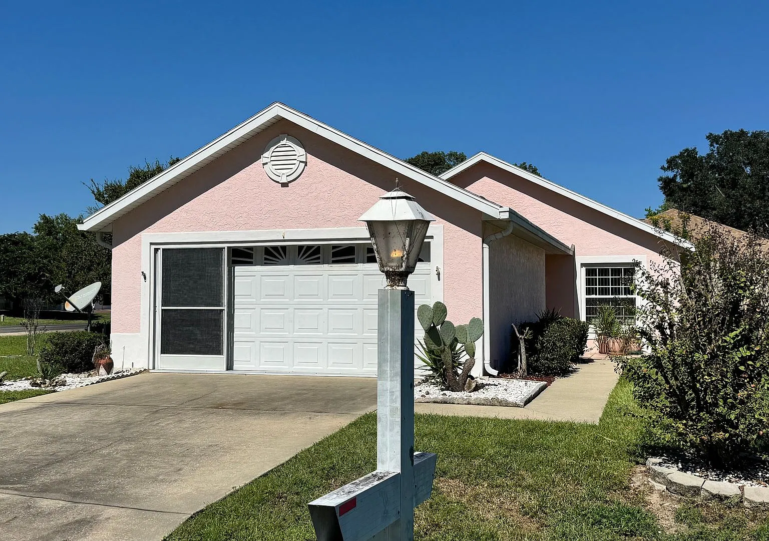 Charming 2BR/2BA Home in Ocala Palms Golf Course Community Living! — Photo 1