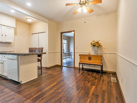 3rd image of 911 2nd St S #1