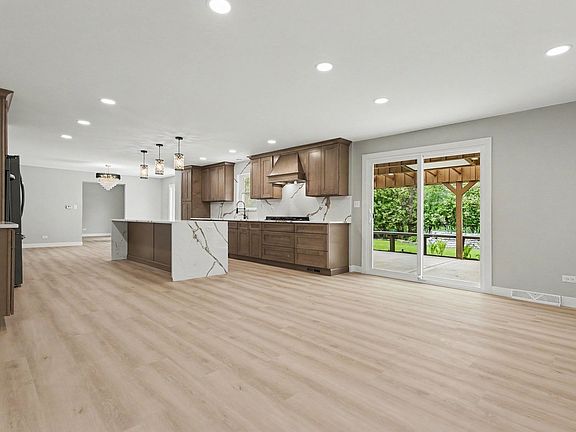 4th image of 1504 Pfingsten Rd