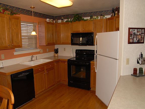 Kitchen w/wood floors 