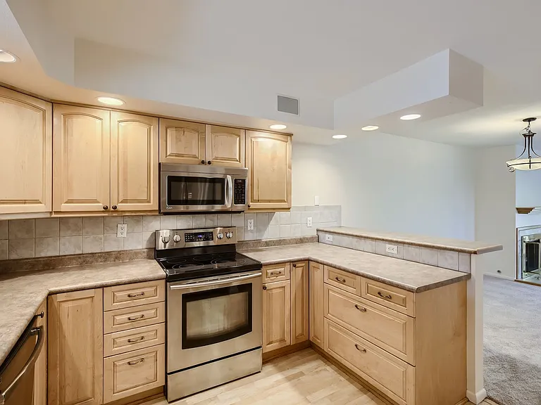 1538 Chambers Dr — Photo 2