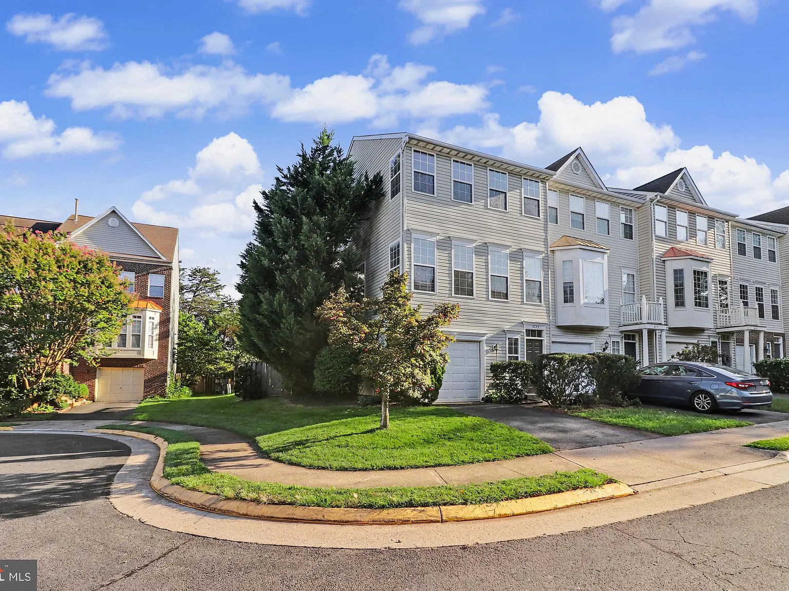 3 bed, 4.0 bath, 1911 sqft, $3,000 — Photo 1