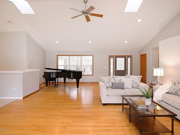 4th image of 7209 Packer Dr NE