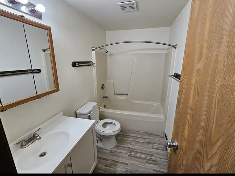 820 W Hillcrest Dr #1 — Photo 5
