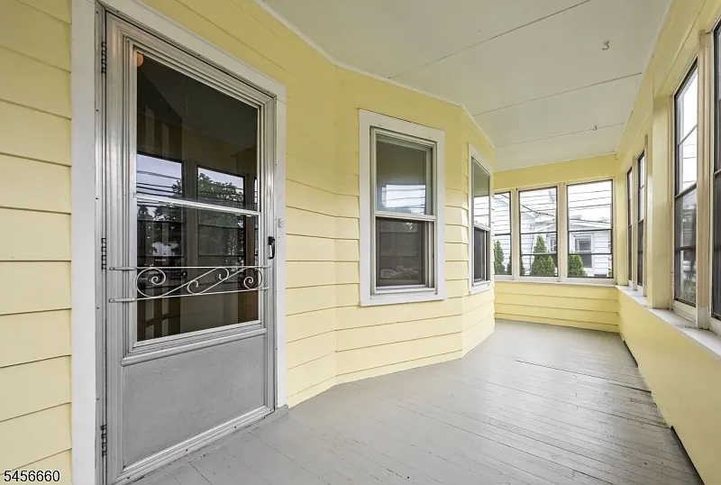 3 bed, 1.0 bath, 1286 sqft, $3,300 — Photo 3