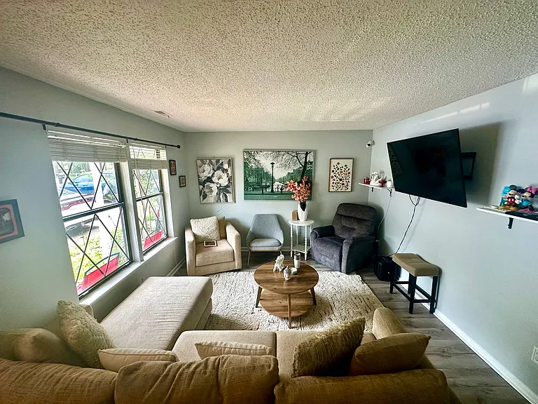 719 Taft Ave — Photo 2