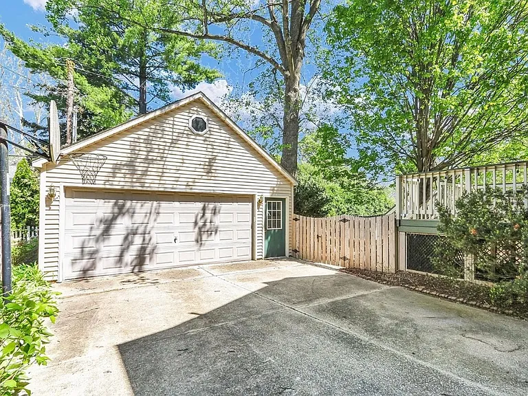 702 W Indiana Ave — Photo 35
