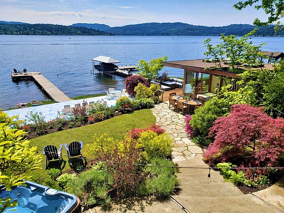With a view hot tub and plenty of recreation space, the outdoors offers numerous diversions.