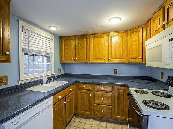 3rd image of 3468 Sutherland Dr