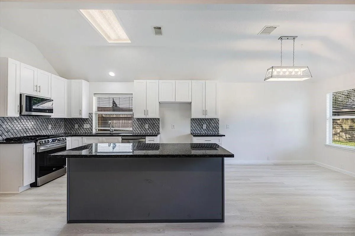 3 bed, 2.0 bath, 1595 sqft, $2,100 — Photo 3