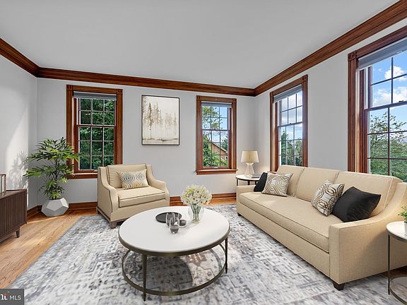 5th image of 109 Hawthorne Ct W