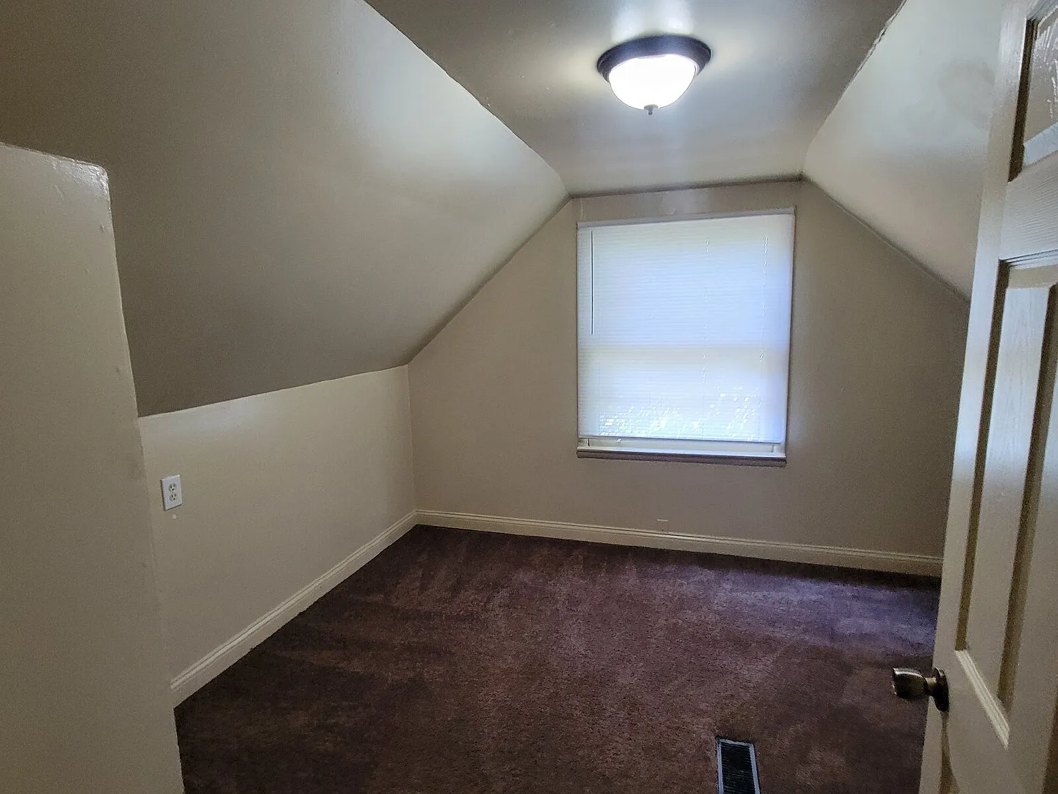 4 bed, 1.0 bath, $950 — Photo 2