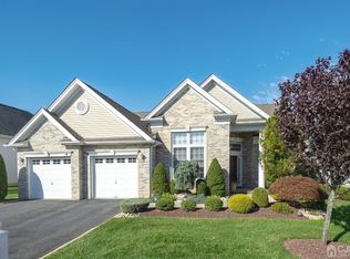 8 Long Cove Dr, Monroe Township, NJ 08831