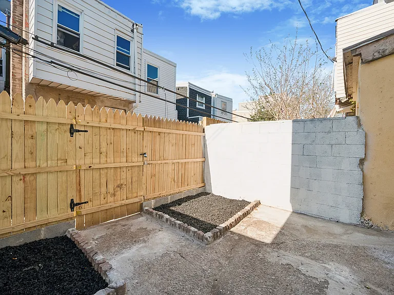 2212 Sears St — Photo 14