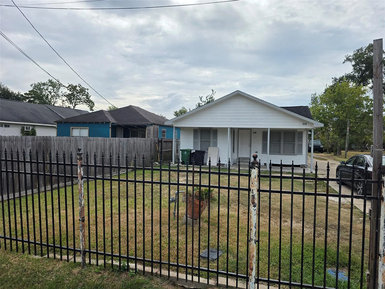 3 bed, 2.0 bath, 1446 sqft, $1,700 — Photo 2