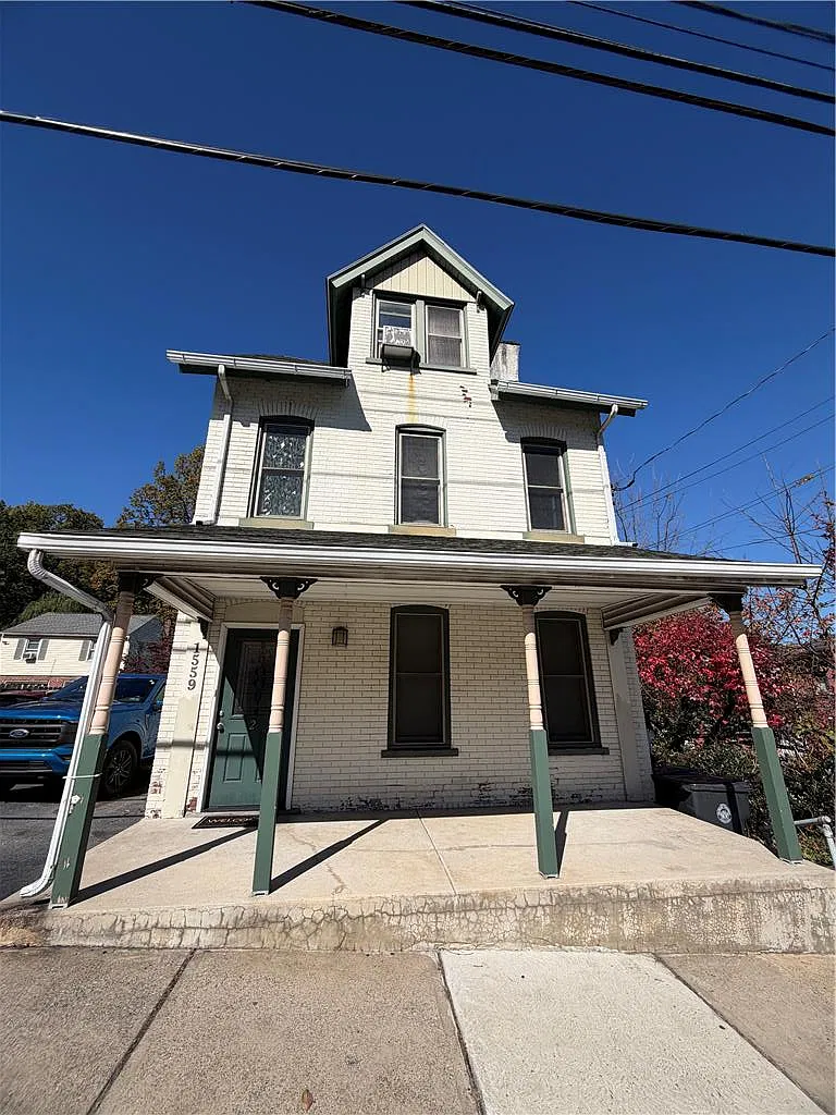 3 bed, 1.0 bath, 1300 sqft, $1,995 — Photo 1