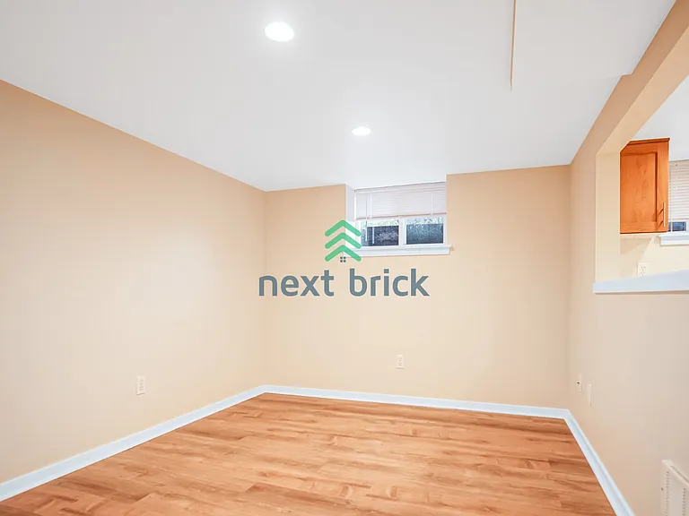909 N 105th St — Photo 5