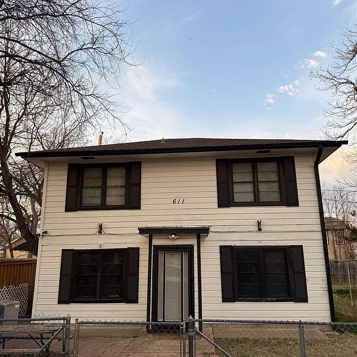 1st image of 611 NW Columbia Ave