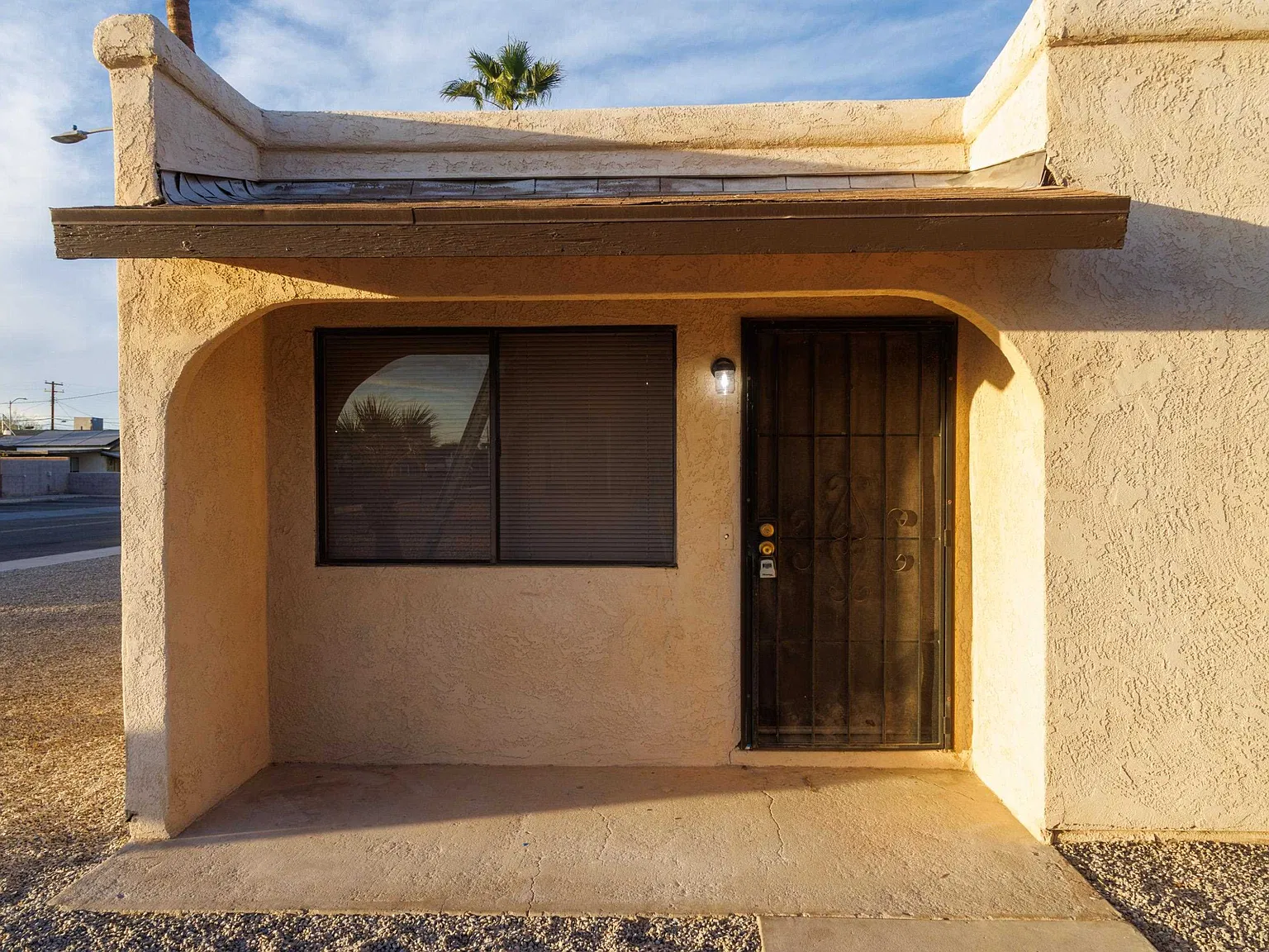 2 bed, 1.0 bath, 716 sqft, $1,100 — Photo 1