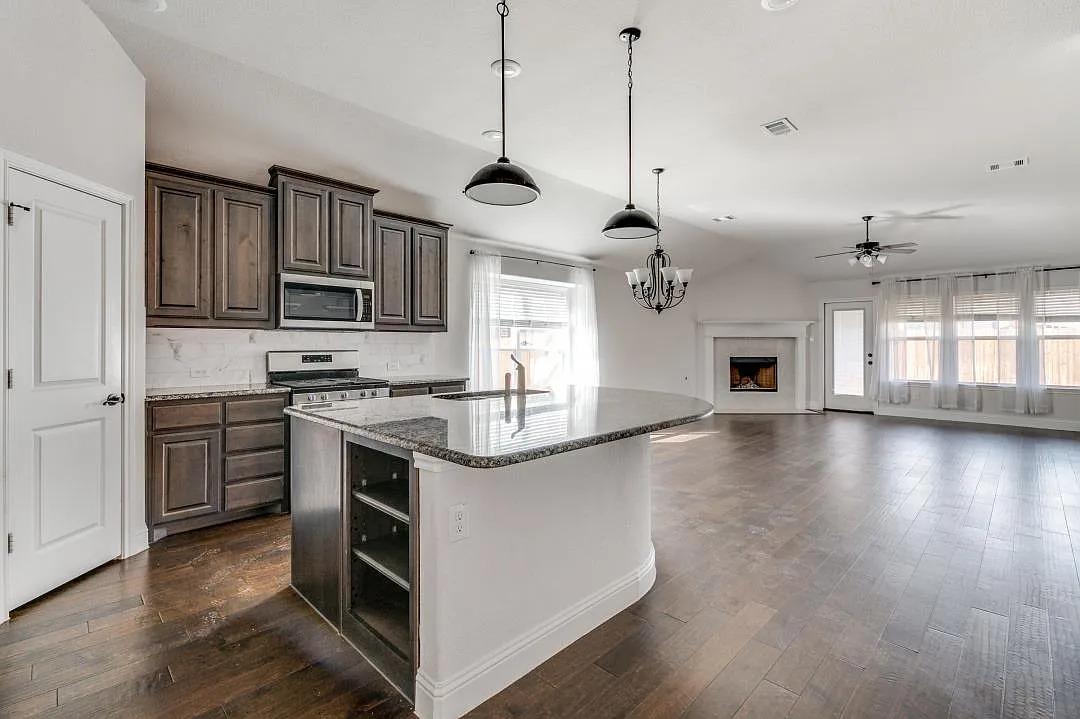 4 bed, 1849 sqft, $2,400 — Photo 4
