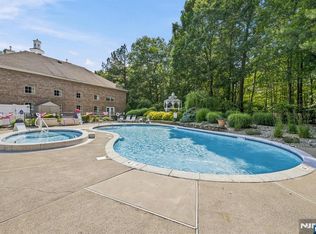 2 Richmond Rd APT 302, West Milford, NJ 07480