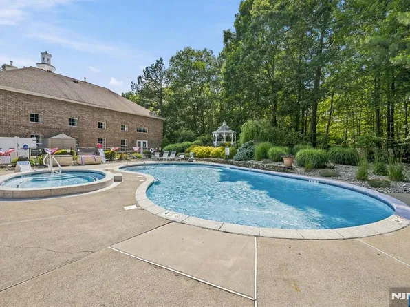 2 Richmond Rd APT 302, West Milford, NJ 07480