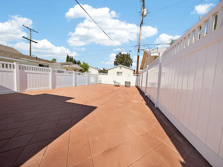 327 Vine St — Photo 44