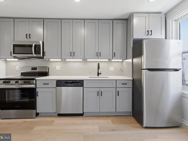 627 N 16th St #301 — Photo 3