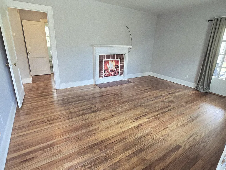 1147 Mimosa Dr — Photo 2