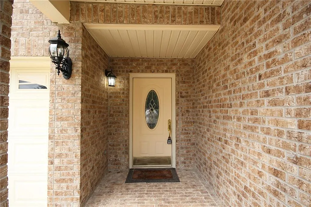 4 bed, 2.5 bath, 3575 sqft, $2,750 — Photo 2