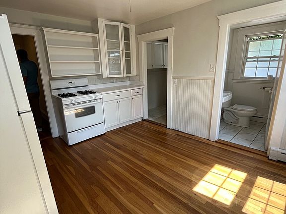 2nd image of 19 Essex St