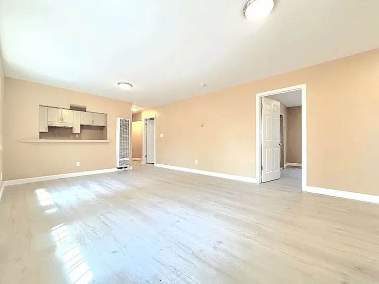 1385 E Vernon Ave — Photo 4