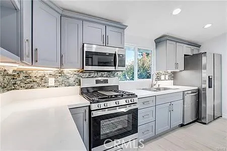 9661 Hayvenhurst Ave — Photo 15
