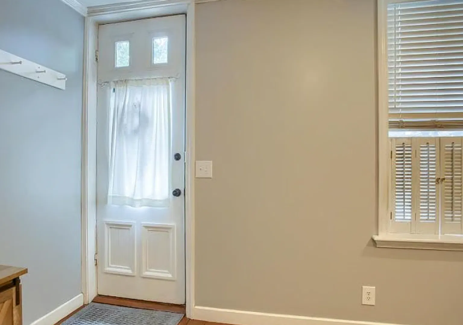 Fully Furnished beautifully updated home — Photo 4