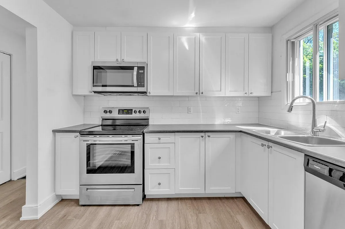 371 Yonge Street — Photo 1